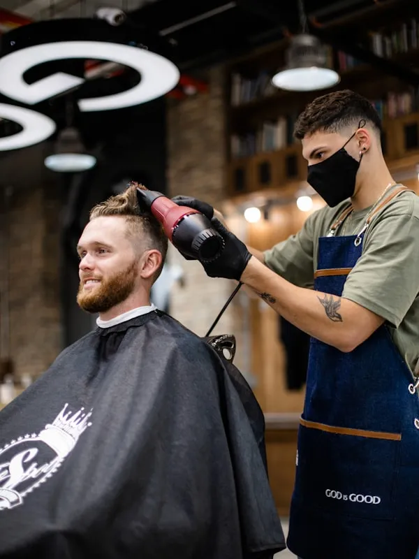 Naturalny Balayage - Delikatny balayage z ciepłymi tonami miodu i karmelu.