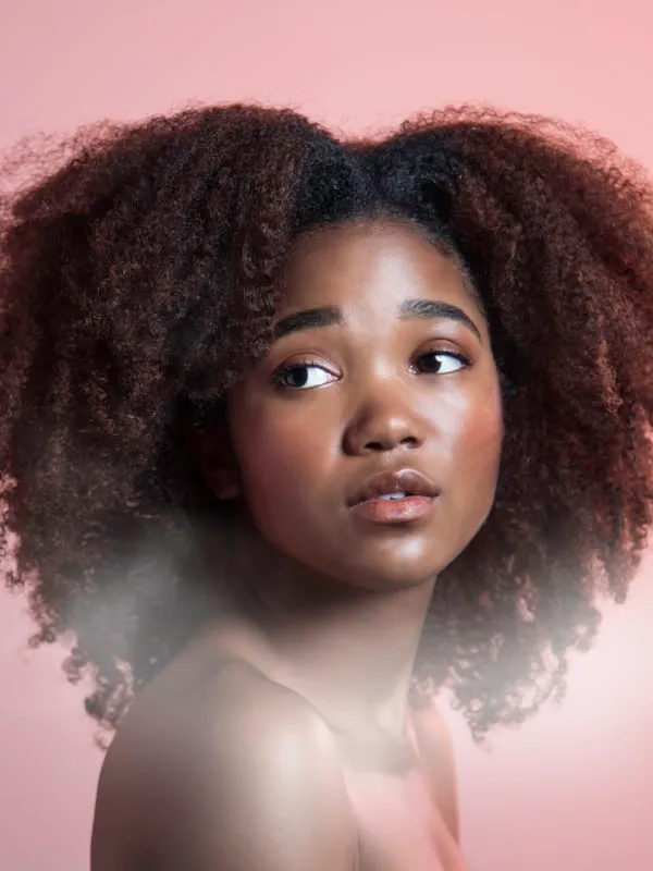 Bob z grzywką - Klasyczny bob z lekkimi warstwami i grzywką curtain bangs.