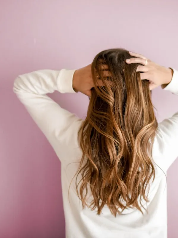 Platynowy blond - Pełna dekoloryzacja z tonowaniem na chłodny platynowy blond.